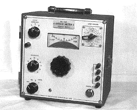 当社が初めて独自開発した静ひずみ測定器：S-1A